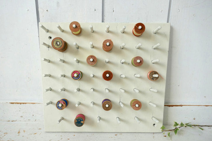 アイボリー 木製 壁掛け式 54本 ヴィンテージ スプールホルダー 糸巻きホルダー ボビンホルダー 裁縫道具 USA