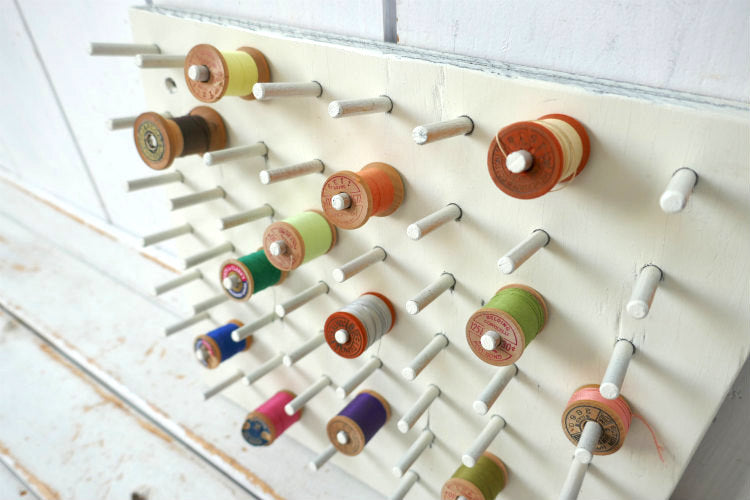 アイボリー 木製 壁掛け式 54本 ヴィンテージ スプールホルダー 糸巻きホルダー ボビンホルダー 裁縫道具 USA