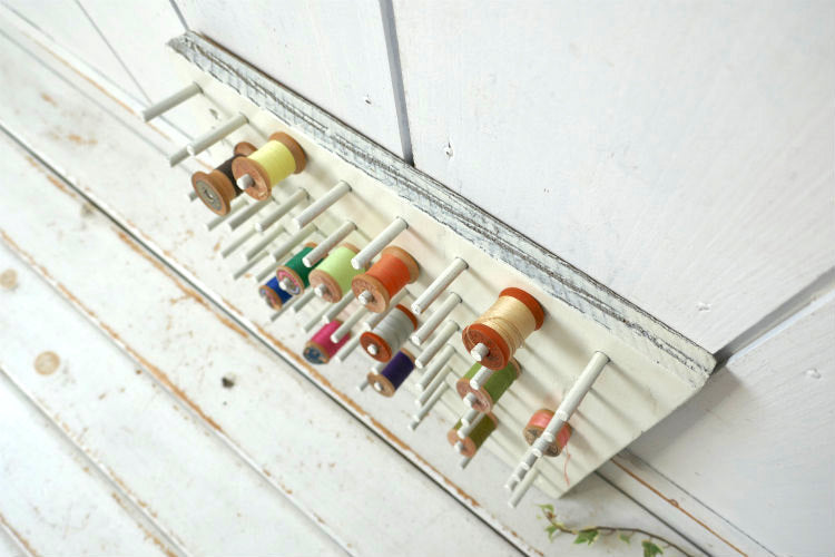 アイボリー 木製 壁掛け式 54本 ヴィンテージ スプールホルダー 糸巻きホルダー ボビンホルダー 裁縫道具 USA