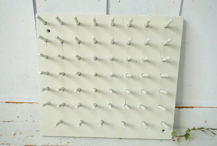 アイボリー 木製 壁掛け式 54本 ヴィンテージ スプールホルダー 糸巻きホルダー ボビンホルダー 裁縫道具 USA