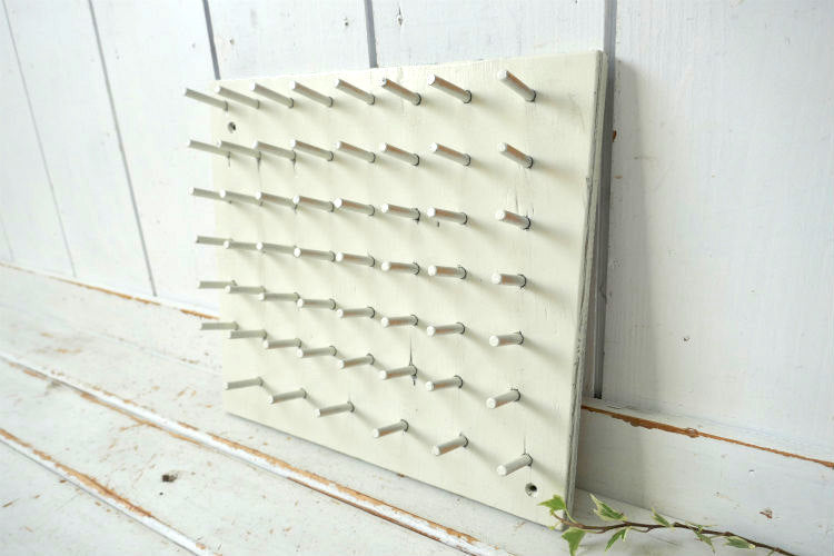 アイボリー 木製 壁掛け式 54本 ヴィンテージ スプールホルダー 糸巻きホルダー ボビンホルダー 裁縫道具 USA