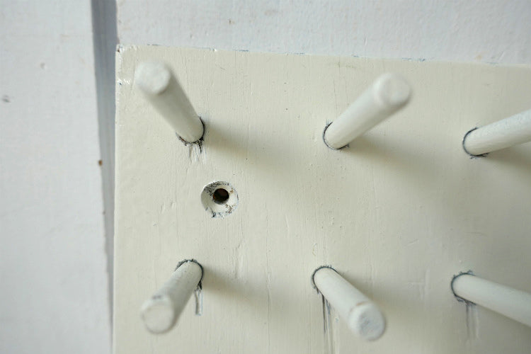 アイボリー 木製 壁掛け式 54本 ヴィンテージ スプールホルダー 糸巻きホルダー ボビンホルダー 裁縫道具 USA