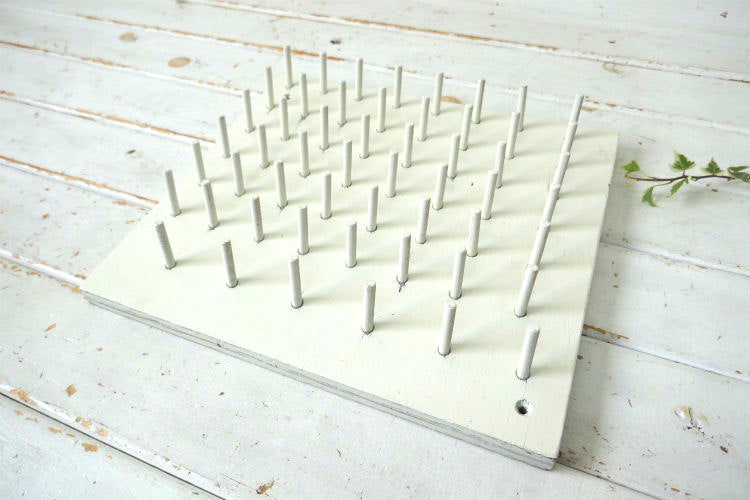 アイボリー 木製 壁掛け式 54本 ヴィンテージ スプールホルダー 糸巻きホルダー ボビンホルダー 裁縫道具 USA