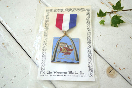 ST LOUIS YRE VOLKSMARSCH 1988 セントルイス アメリカ 国旗 州旗 ゲートウェイ・アーチ ヴィンテージ ブローチ バッジ リボン付き USA