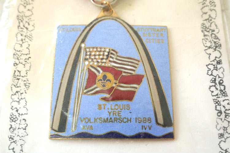 ST LOUIS YRE VOLKSMARSCH 1988  セントルイス アメリカ 国旗 州旗 ゲートウェイ・アーチ  ヴィンテージ ブローチ バッジ リボン付き USA