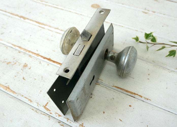 Skillman 白いペンキ付き メタル製 角座&ラッチケース アンティーク ドアノブ ドアレバー 建材 USA