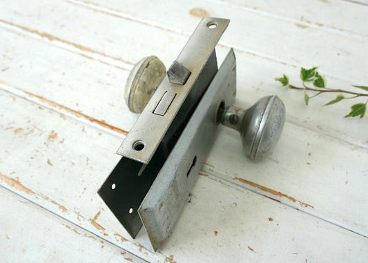 Skillman 白いペンキ付き メタル製 角座&ラッチケース アンティーク ドアノブ ドアレバー 建材 USA