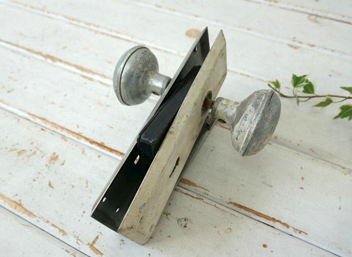 Skillman 白いペンキ付き メタル製 角座&ラッチケース アンティーク ドアノブ ドアレバー 建材 USA