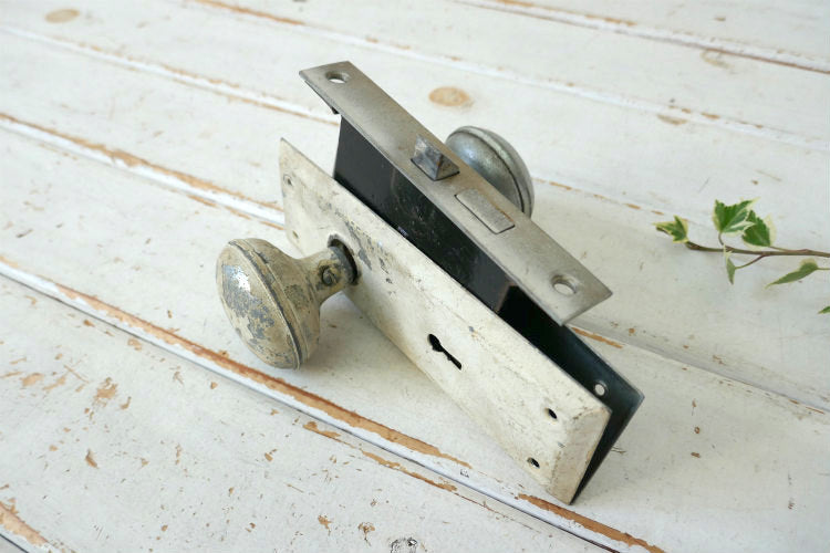 Skillman 白いペンキ付き メタル製 角座&ラッチケース アンティーク ドアノブ ドアレバー 建材 USA