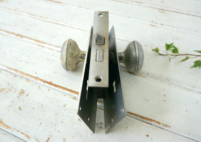 Skillman 白いペンキ付き メタル製 角座&ラッチケース アンティーク ドアノブ ドアレバー 建材 USA