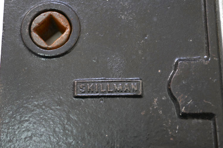 Skillman 白いペンキ付き メタル製 角座&ラッチケース アンティーク ドアノブ ドアレバー 建材 USA