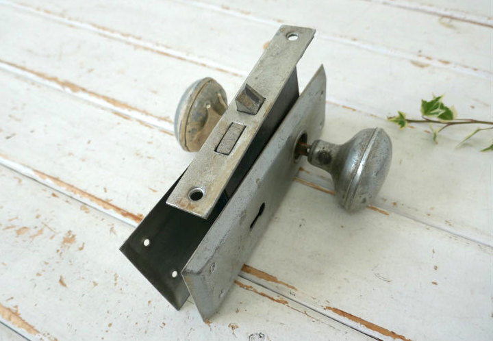 Skillman 白いペンキ付き メタル製 角座&ラッチケース アンティーク ドアノブ ドアレバー 建材 USA Ⅱ