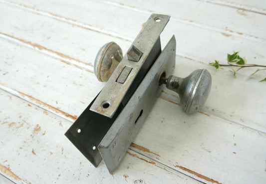 Skillman 白いペンキ付き メタル製 角座&ラッチケース アンティーク ドアノブ ドアレバー 建材 USA Ⅱ