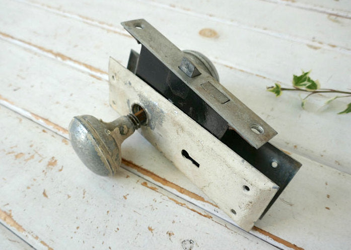 Skillman 白いペンキ付き メタル製 角座&ラッチケース アンティーク ドアノブ ドアレバー 建材 USA Ⅱ