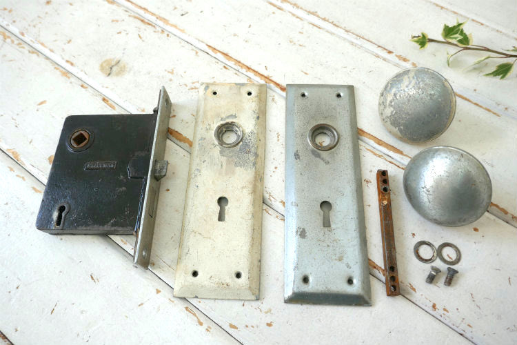 Skillman 白いペンキ付き メタル製 角座&ラッチケース アンティーク ドアノブ ドアレバー 建材 USA Ⅱ