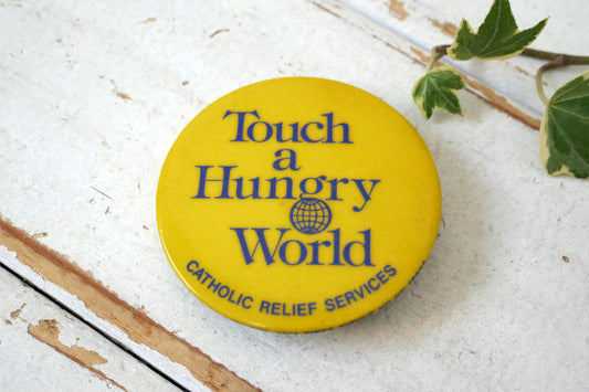 Touch a Hungry World CATHOLIC RELIEF SERVICES カトリック救済事業団 ヴィンテージ 缶バッジ NY