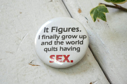 It Figures Ifinally grouw up and the world quits having SEX メッセージ付き バッジ