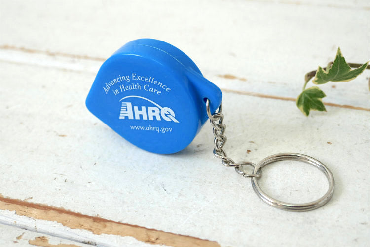 AHRQ 米国医療研究品質局 HHS 米国保健福祉省 インチ&センチ表示 アドバタイジング メジャー付き キーホルダー キーリング メジャーテープ