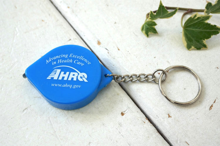 AHRQ 米国医療研究品質局 HHS 米国保健福祉省 インチ&センチ表示 アドバタイジング メジャー付き キーホルダー キーリング メジャーテープ