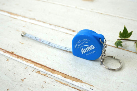 AHRQ 米国医療研究品質局 HHS 米国保健福祉省 インチ&センチ表示 アドバタイジング メジャー付き キーホルダー キーリング メジャーテープ