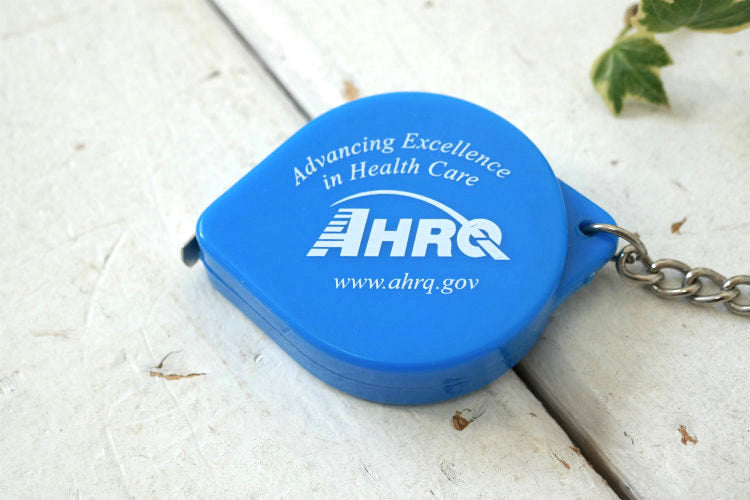 AHRQ 米国医療研究品質局 HHS 米国保健福祉省 インチ&センチ表示 アドバタイジング メジャー付き キーホルダー キーリング メジャーテープ