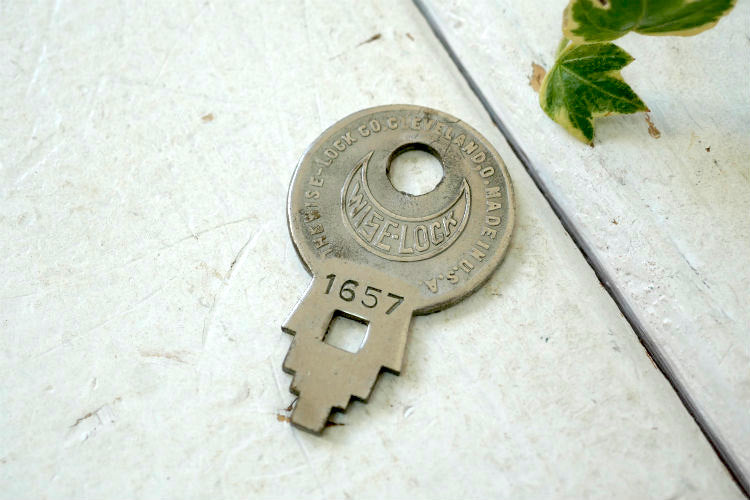 THE WISE LOCK ヴィンテージ 鍵  お洒落なデザイン 三日月 OLD  Key キー  1657ナンバー入り MADE IN USA