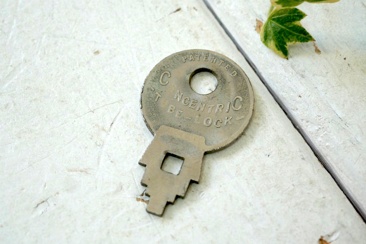 THE WISE LOCK ヴィンテージ 鍵  お洒落なデザイン 三日月 OLD  Key キー  1657ナンバー入り MADE IN USA