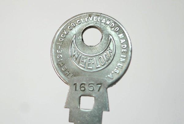 THE WISE LOCK ヴィンテージ 鍵  お洒落なデザイン 三日月 OLD  Key キー  1657ナンバー入り MADE IN USA