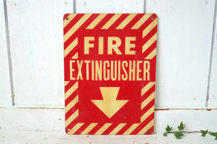 FIRE EXTINGUISHER ↓ 消化器 ヴィンテージ 看板 サインプレートUSA 消防 店内装飾品 ファイバーグラス