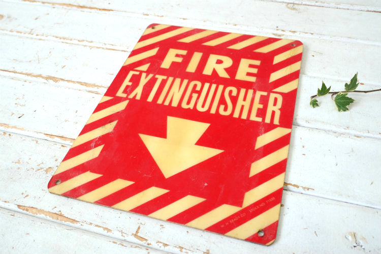FIRE EXTINGUISHER ↓ 消化器 ヴィンテージ 看板 サインプレートUSA 消防 店内装飾品 ファイバーグラス