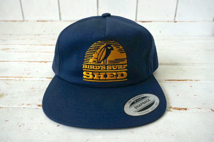 BIRD'S SURF SHED バードサーフシェッド カリフォルニア サンディエゴ サーフショップ ネイビー×ゴールド 刺繍 フレックスフィット キャップ 芯なし ステッカー付き