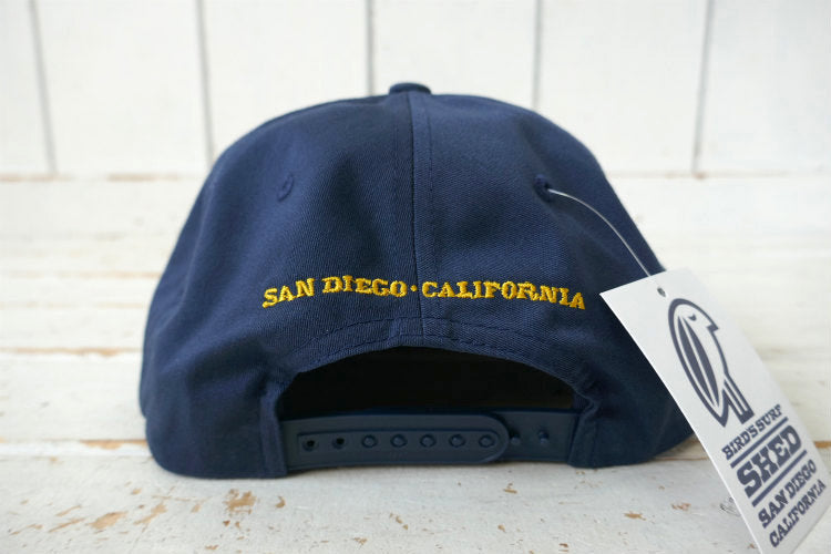 BIRD'S SURF SHED バードサーフシェッド カリフォルニア サンディエゴ サーフショップ ネイビー×ゴールド 刺繍 フレックスフィット キャップ 芯なし ステッカー付き