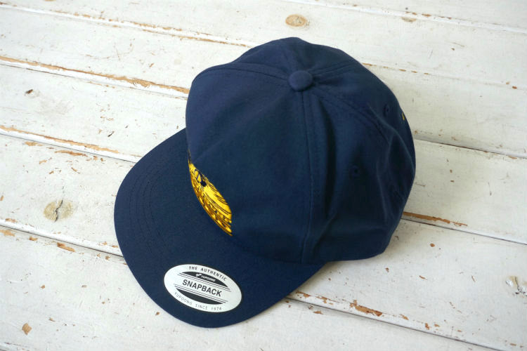 BIRD'S SURF SHED バードサーフシェッド カリフォルニア サンディエゴ サーフショップ ネイビー×ゴールド 刺繍 フレックスフィット キャップ 芯なし ステッカー付き