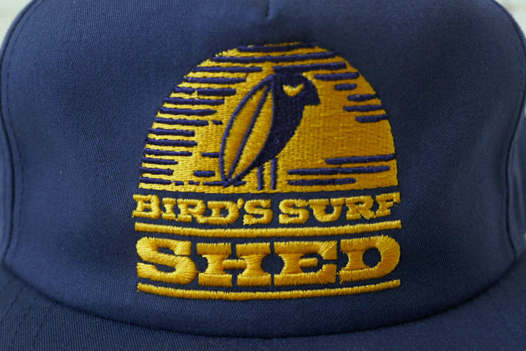 BIRD'S SURF SHED バードサーフシェッド カリフォルニア サンディエゴ サーフショップ ネイビー×ゴールド 刺繍 フレックスフィット キャップ 芯なし ステッカー付き