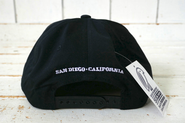 BIRD'S SURF SHED バードサーフシェッド カリフォルニア サンディエゴ サーフショップ ブラック×ホワイト 刺繍 フレックスフィット キャップ 芯なし ステッカー付き
