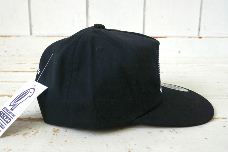 BIRD'S SURF SHED バードサーフシェッド カリフォルニア サンディエゴ サーフショップ ブラック×ホワイト 刺繍 フレックスフィット キャップ 芯なし ステッカー付き
