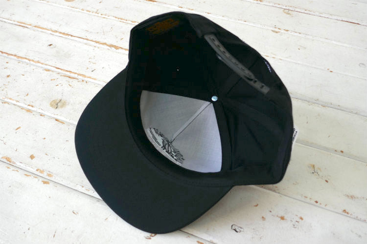 BIRD'S SURF SHED バードサーフシェッド カリフォルニア サンディエゴ サーフショップ ブラック×ホワイト 刺繍 フレックスフィット キャップ 芯なし ステッカー付き