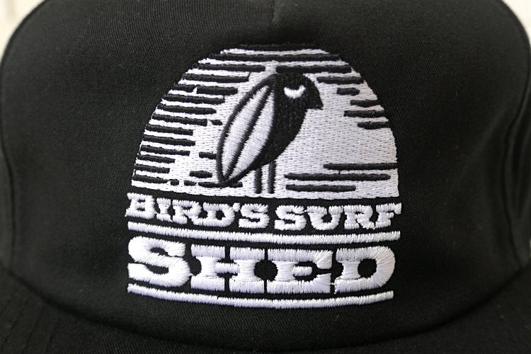 BIRD'S SURF SHED バードサーフシェッド カリフォルニア サンディエゴ サーフショップ ブラック×ホワイト 刺繍 フレックスフィット キャップ 芯なし ステッカー付き