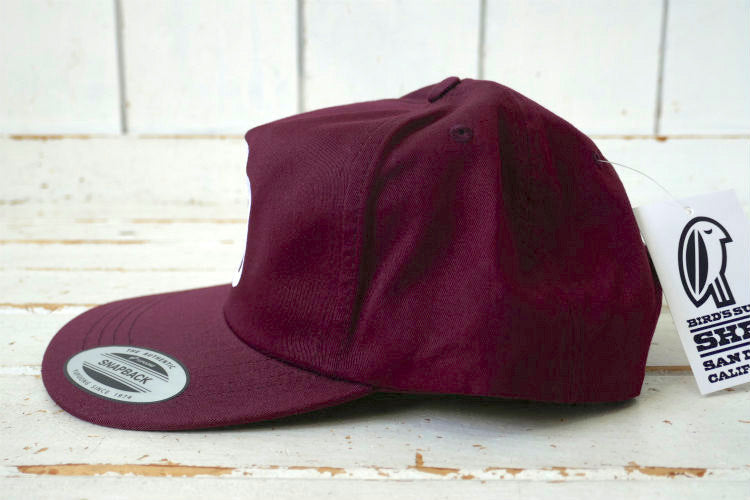 SD BIRD'S SURF SHED バードサーフシェッド 鳥ロゴ カリフォルニア サンディエゴ サーフショップ マルーン×ホワイト 刺繍 フレックスフィット キャップ 芯なし ステッカー付き