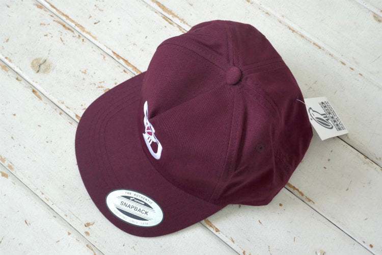 SD BIRD'S SURF SHED バードサーフシェッド 鳥ロゴ カリフォルニア サンディエゴ サーフショップ マルーン×ホワイト 刺繍 フレックスフィット キャップ 芯なし ステッカー付き