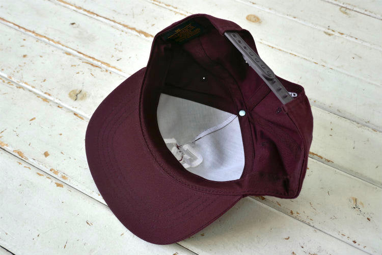 SD BIRD'S SURF SHED バードサーフシェッド 鳥ロゴ カリフォルニア サンディエゴ サーフショップ マルーン×ホワイト 刺繍 フレックスフィット キャップ 芯なし ステッカー付き