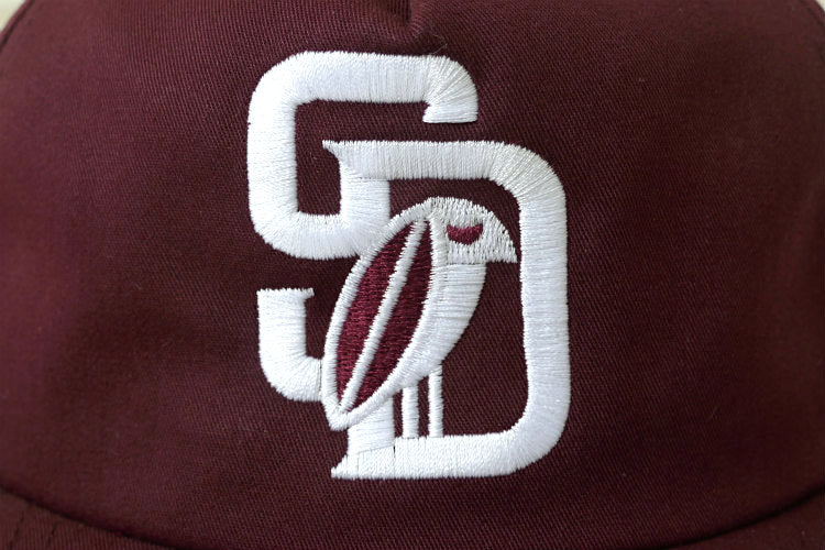 SD BIRD'S SURF SHED バードサーフシェッド 鳥ロゴ カリフォルニア サンディエゴ サーフショップ マルーン×ホワイト 刺繍 フレックスフィット キャップ 芯なし ステッカー付き