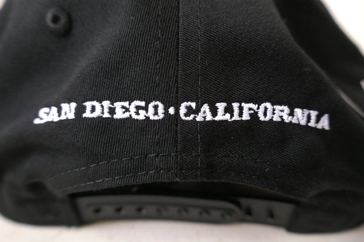 BIRD'S SURF SHED バードサーフシェッド カリフォルニア サンディエゴ サーフショップ ブラック×ホワイト 刺繍 フレックスフィット キャップ 芯なし ステッカー付き