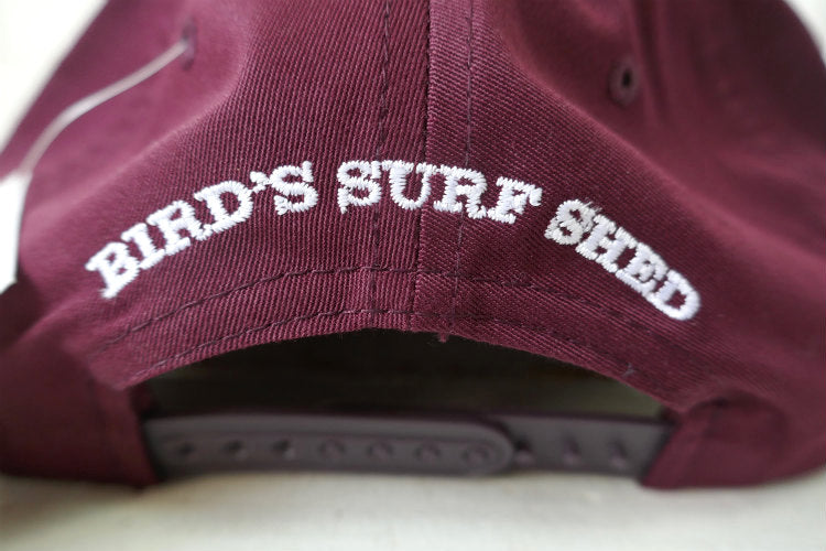 SD BIRD'S SURF SHED バードサーフシェッド 鳥ロゴ カリフォルニア サンディエゴ サーフショップ マルーン×ホワイト 刺繍 フレックスフィット キャップ 芯なし ステッカー付き