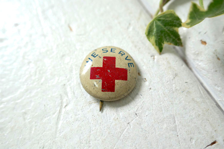WE SERVE アメリカ赤十字 Red Cross ヴィンテージ　OLD 缶バッジ  USA アクセサリー 小物