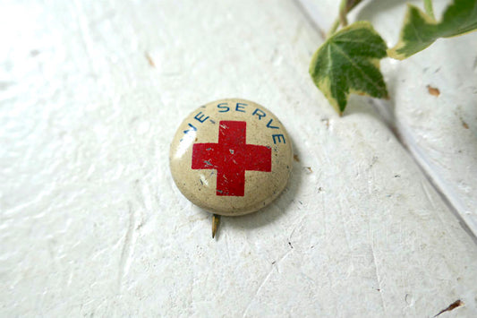 WE SERVE アメリカ赤十字 Red Cross ヴィンテージ　OLD 缶バッジ  USA アクセサリー 小物