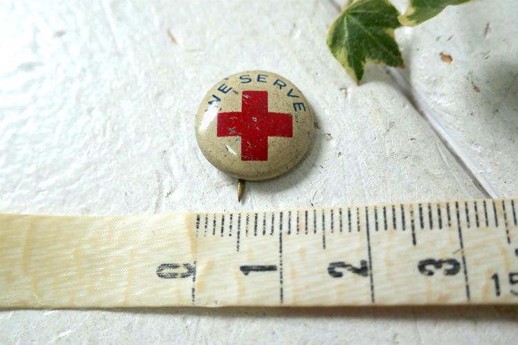 WE SERVE アメリカ赤十字 Red Cross ヴィンテージ　OLD 缶バッジ  USA アクセサリー 小物
