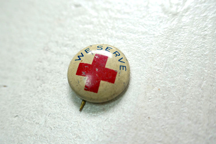 WE SERVE アメリカ赤十字 Red Cross ヴィンテージ　OLD 缶バッジ  USA アクセサリー 小物