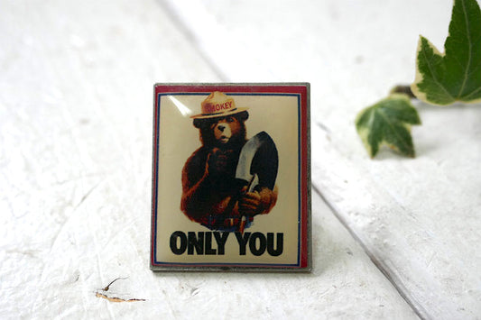スモーキーベア SMOKEY BEAR クマ ONLY YOU スコップ ピンバッジ ピンズ 小物 ファッションアクセサリー