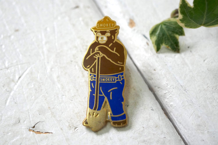 スモーキーベア SMOKEY BEAR クマ スコップ ピンバッジ ピンズ アメリカ 森林火災防止 キャラクター ファッションアクセサリー　小物